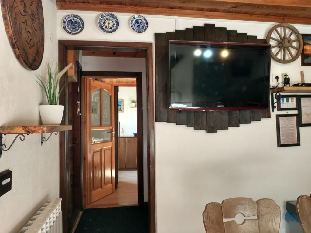 TV a/nebo společenská místnost v ubytování Wigierska Chatka