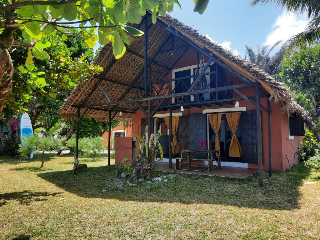 a small house with a thatched roof at Piment Vanille in Sainte Marie