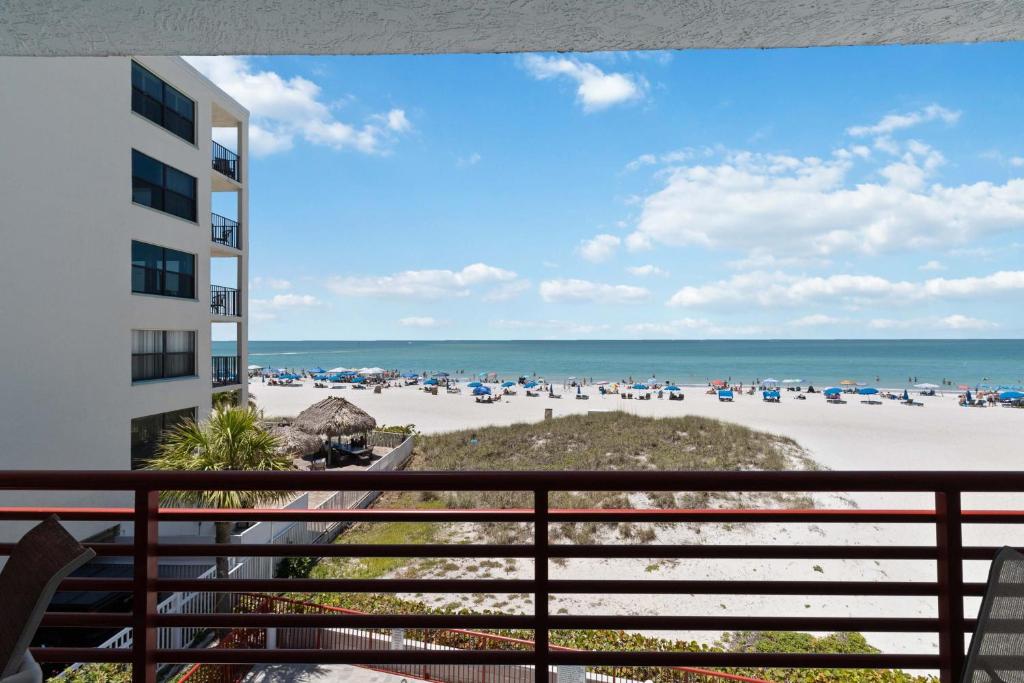 Blick auf den Strand vom Balkon einer Eigentumswohnung in der Unterkunft Luxury Direct Beachfront Views - Crimson #201 in St Pete Beach