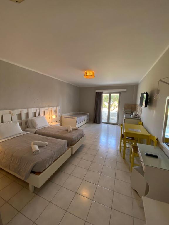 Postel nebo postele na pokoji v ubytování Irina Beach Hotel