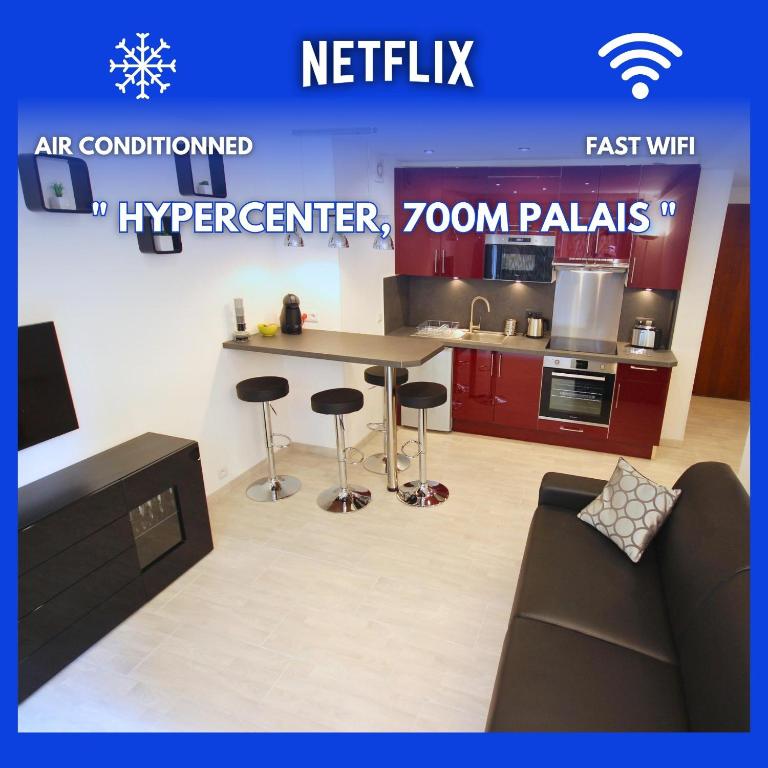 une cuisine avec un comptoir et des tabourets dans une pièce dans l'établissement Close Palais - Calm - Brand New, à Cannes