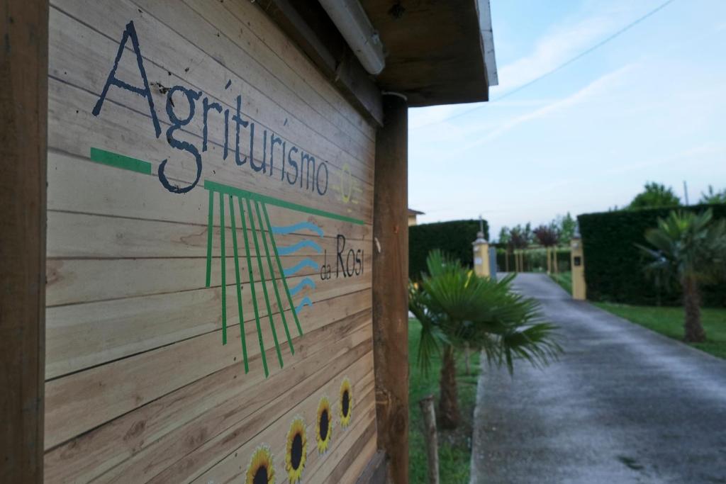 ein Gebäude mit einem Schild an der Seite in der Unterkunft Agriturismo Da Rosy in Codevigo