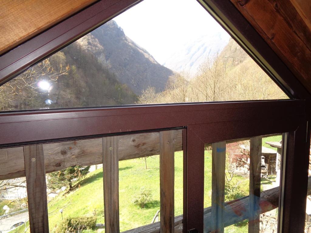 a window with a view of a mountain at Lucciola 1 in Menzonio