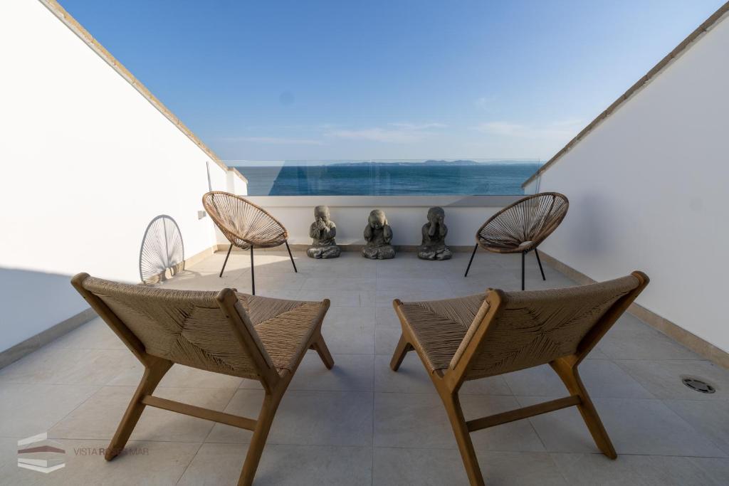 een kamer met stoelen en uitzicht op de oceaan bij Vista Roses Mar - El Brancs in Roses