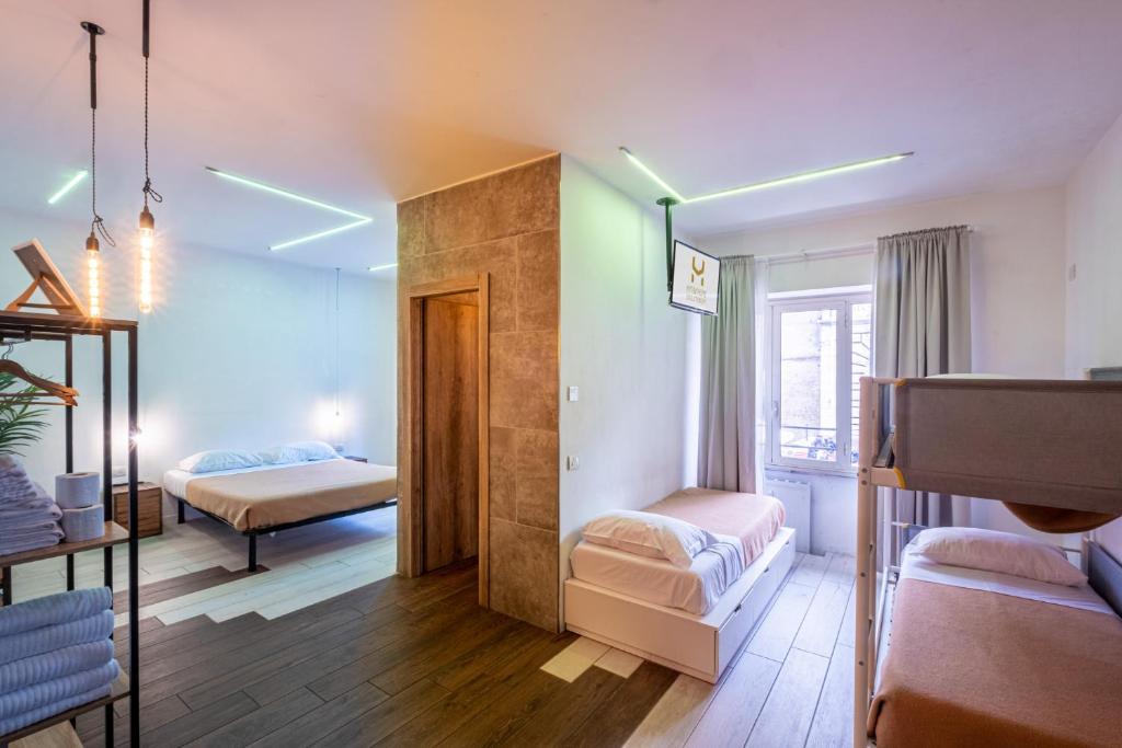 a room with two beds and a room with two beds at My Tiny Home in Rome