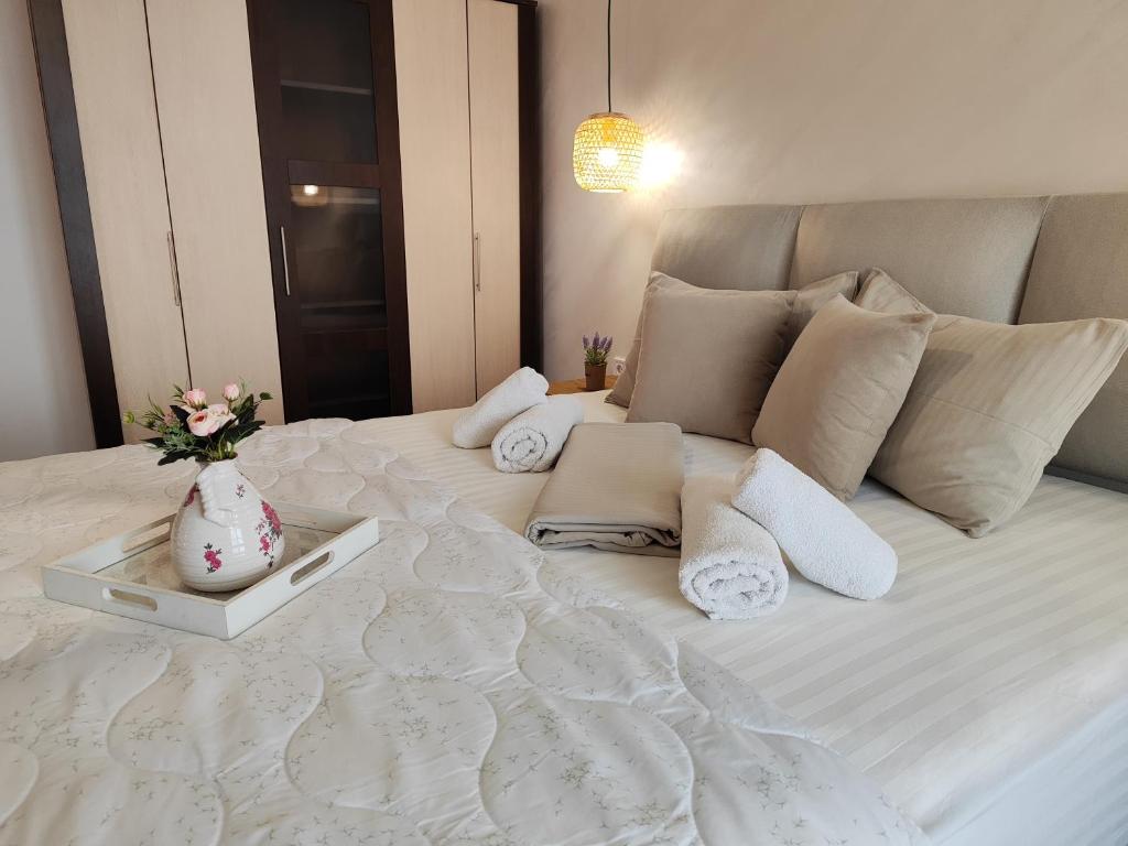 A bed or beds in a room at Apartment RAYA