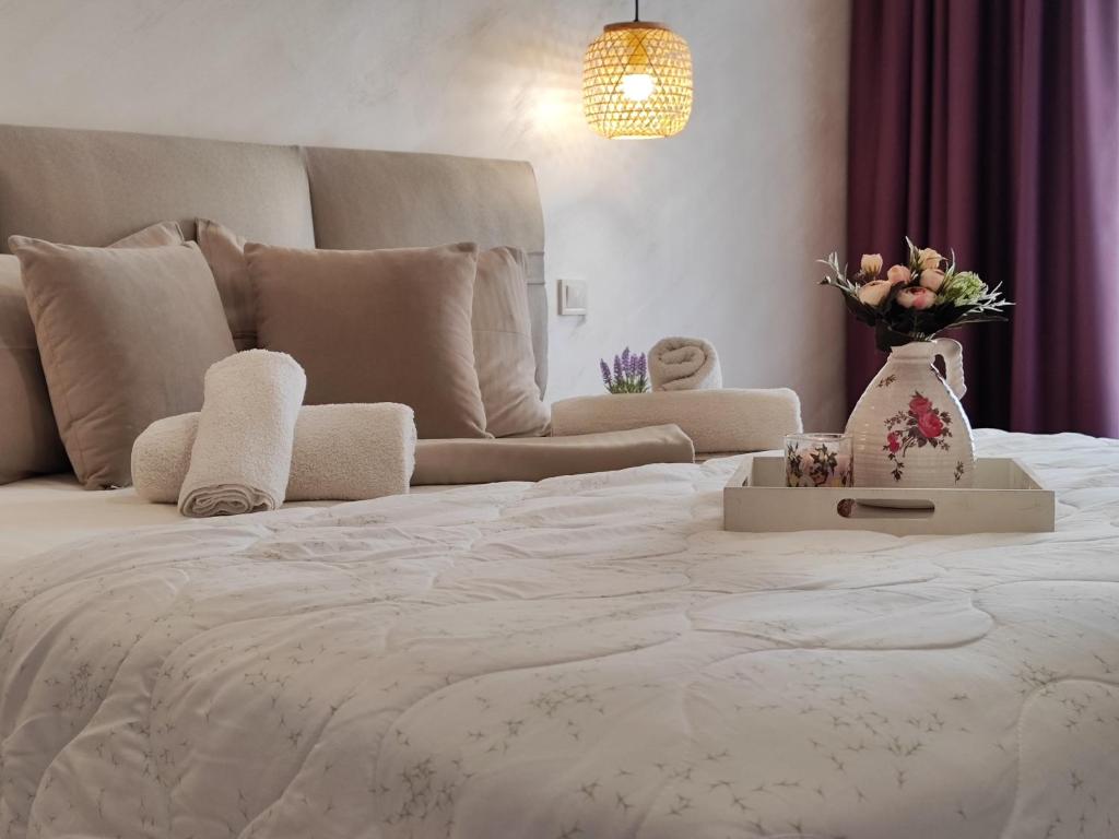 A bed or beds in a room at Apartment RAYA