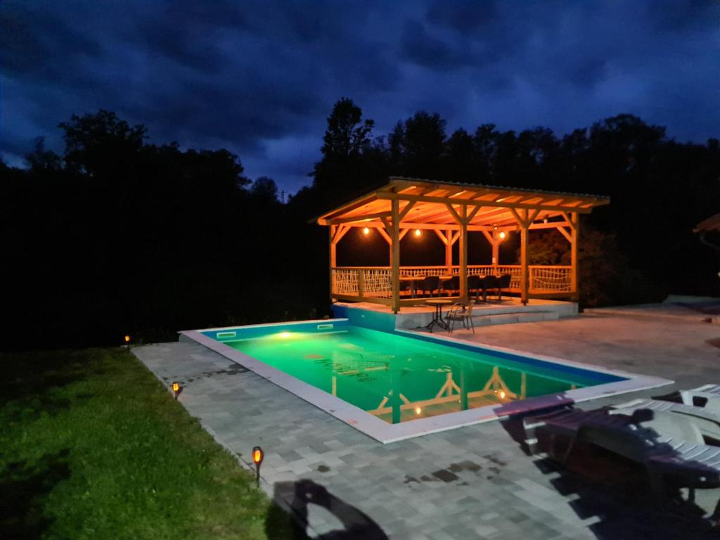 ein Haus mit Pool und Pavillon in der Nacht in der Unterkunft Srce Kozare in Prijedor