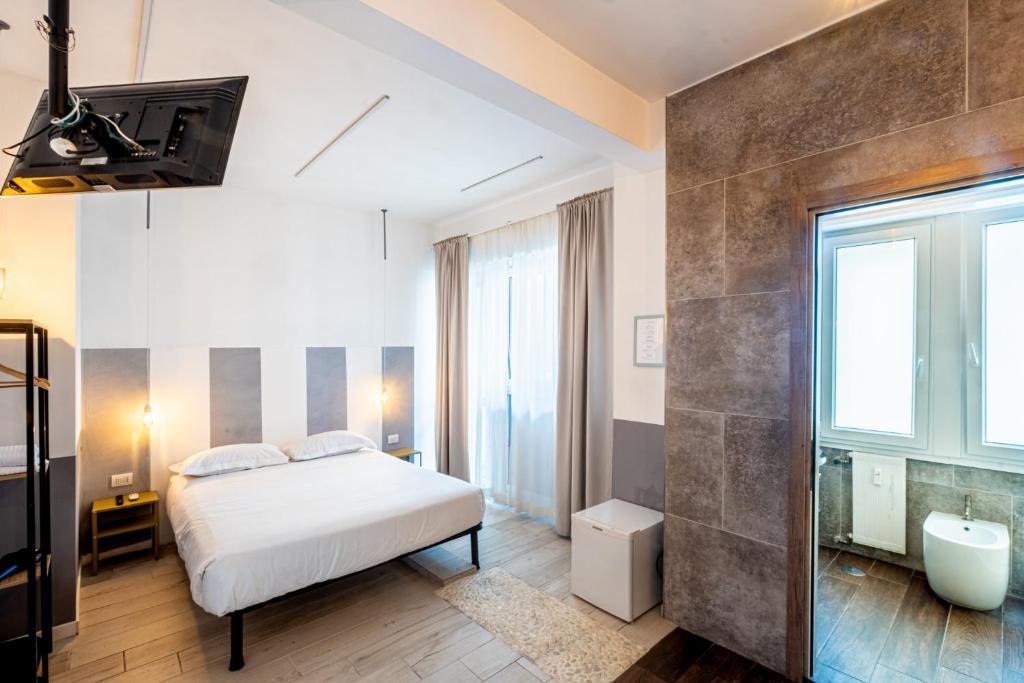 a bedroom with a bed and a bathroom with a tub at My Tiny Home in Rome