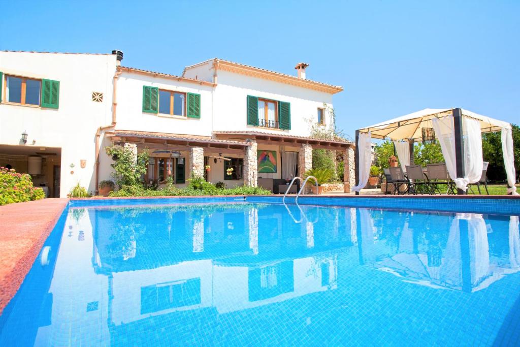 una villa con piscina di fronte a una casa di Ideal Property Mallorca - Can Rius a Muro
