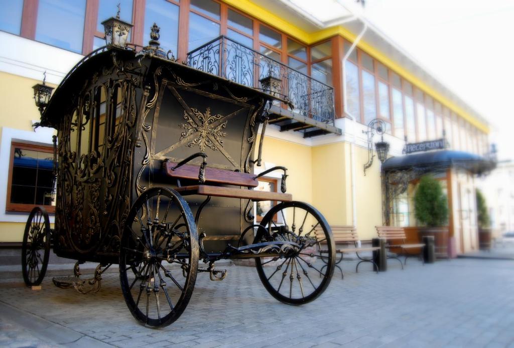 un vieux wagon garé devant un bâtiment dans l'établissement Hotel 365 Spb, à Saint-Pétersbourg