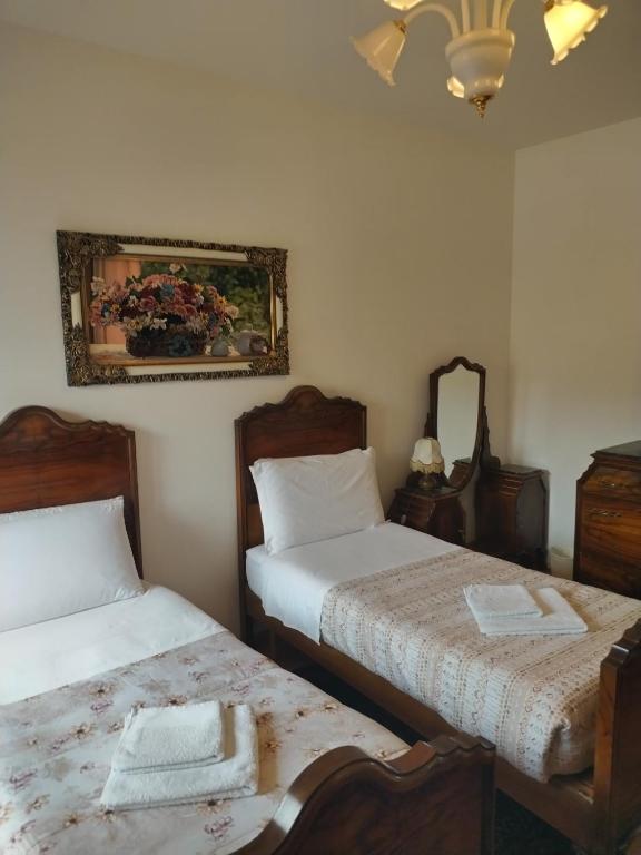 sypialnia z 2 łóżkami i zdjęciem na ścianie w obiekcie B&B I FILOKSENIA w Trieście