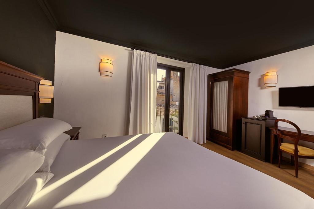 Postel nebo postele na pokoji v ubytování Hotel Born