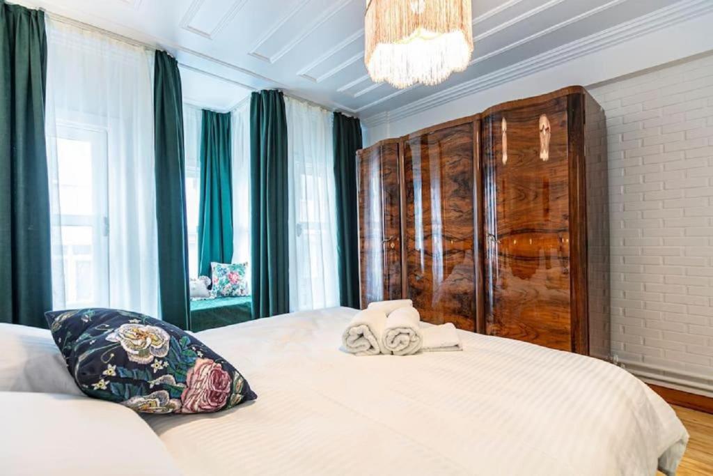 1 dormitorio con 1 cama con 2 toallas en Historical 4-BR Home Steps from Beşiktaş Stadium & Bosphorus Views - Prime Nişantaşı Location! en Estambul