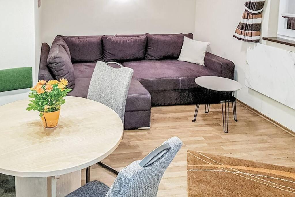 - un salon avec un canapé violet et une table dans l'établissement Petras Wildgatter, à Grafenwiesen