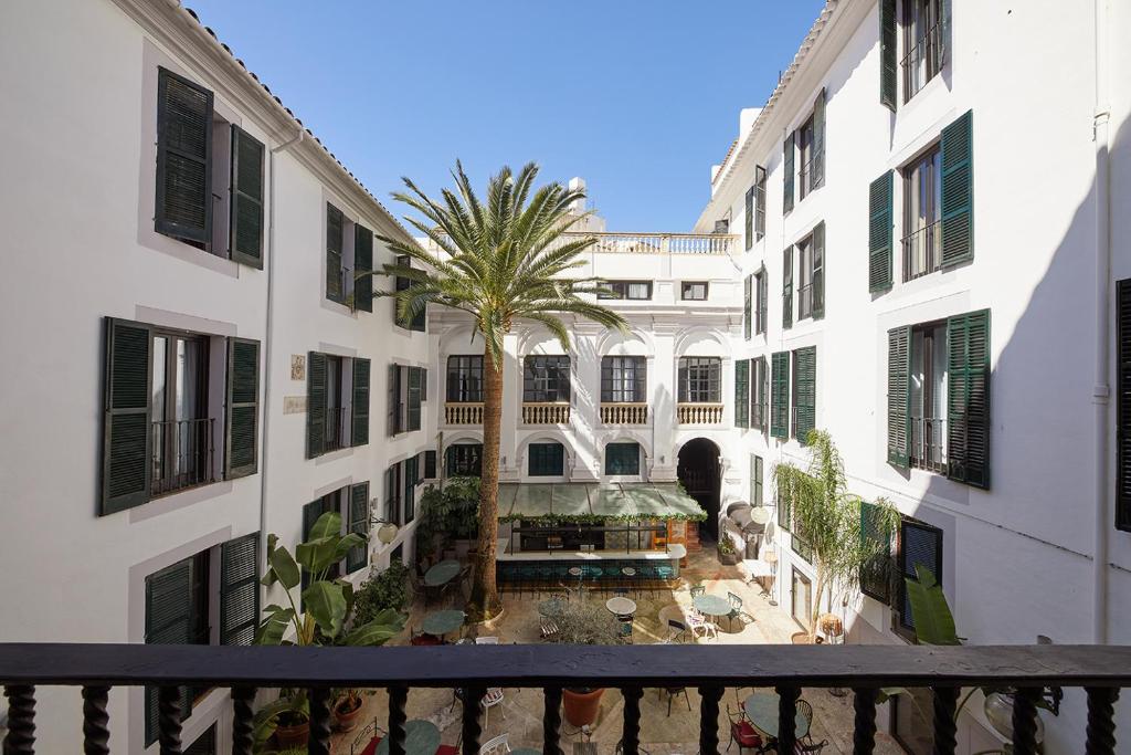 - une vue depuis le balcon d'un immeuble avec un palmier dans l'établissement Hotel Born, à Palma de Majorque