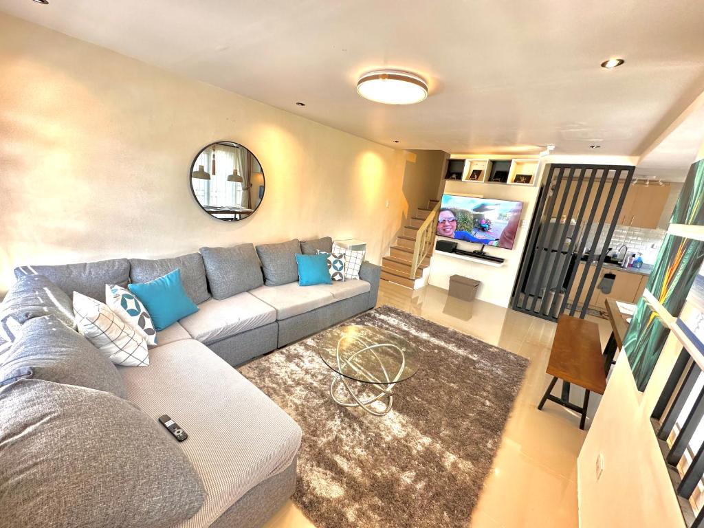 - un salon avec un canapé et une télévision dans l'établissement Relaxing Home in Mansfield Residences, à Ángeles