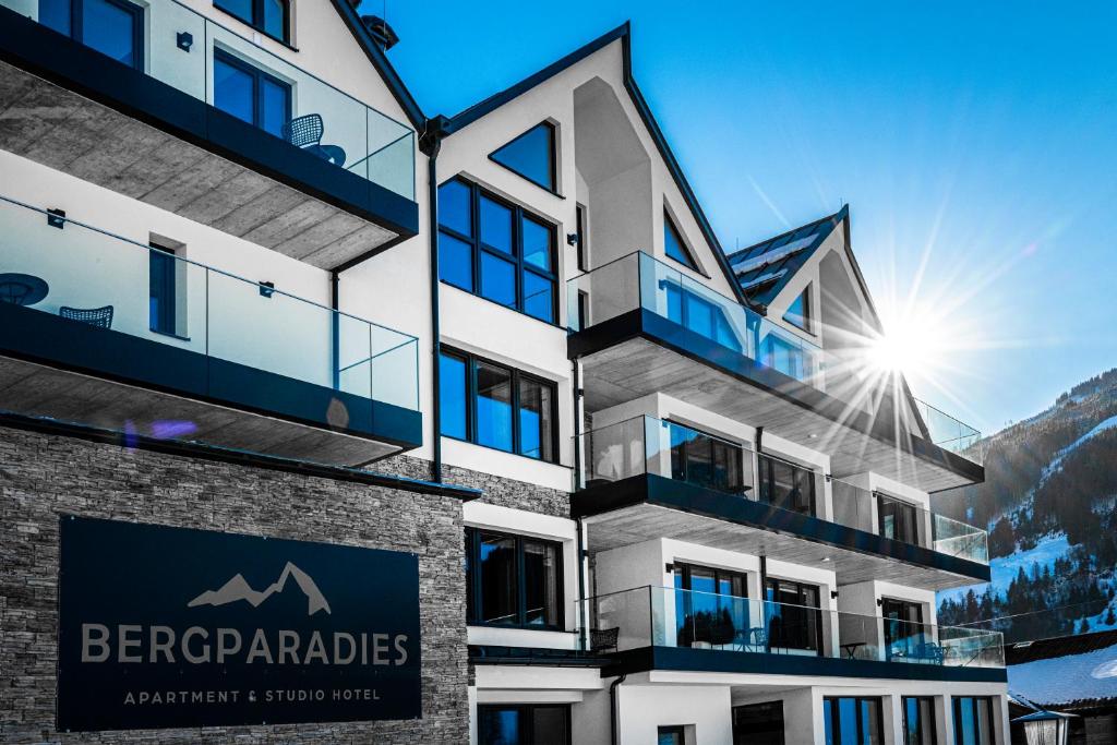 budynek ze słońcem świecącym za nim w obiekcie Bergparadies - inklusive Eintritt in die Alpentherme w mieście Dorfgastein
