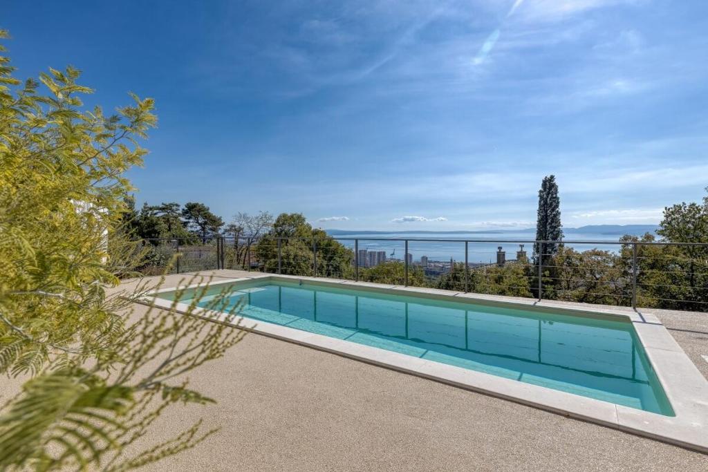 einen Pool mit Meerblick in der Unterkunft Apartment Happy sound in Rijeka