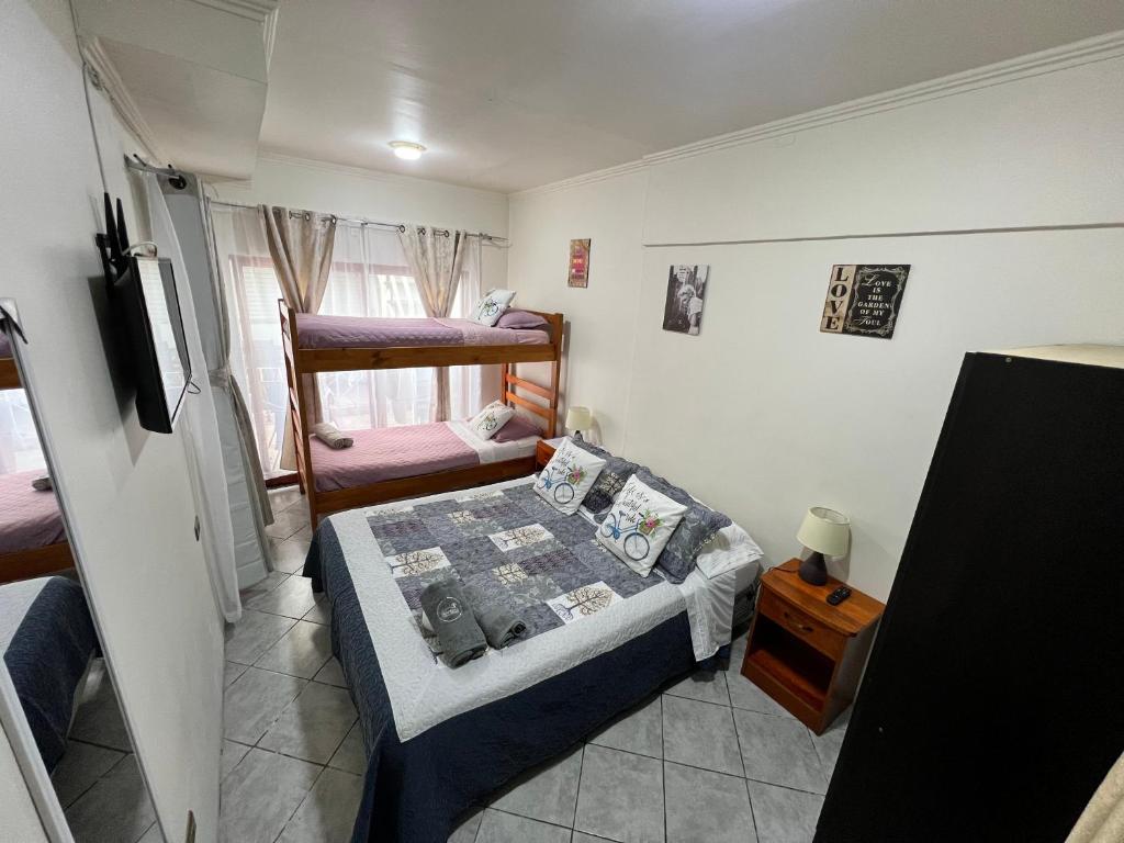Habitación pequeña con 2 literas. en Habitaciones en casa de alojamiento sector sur de Iquique, Chile en Iquique