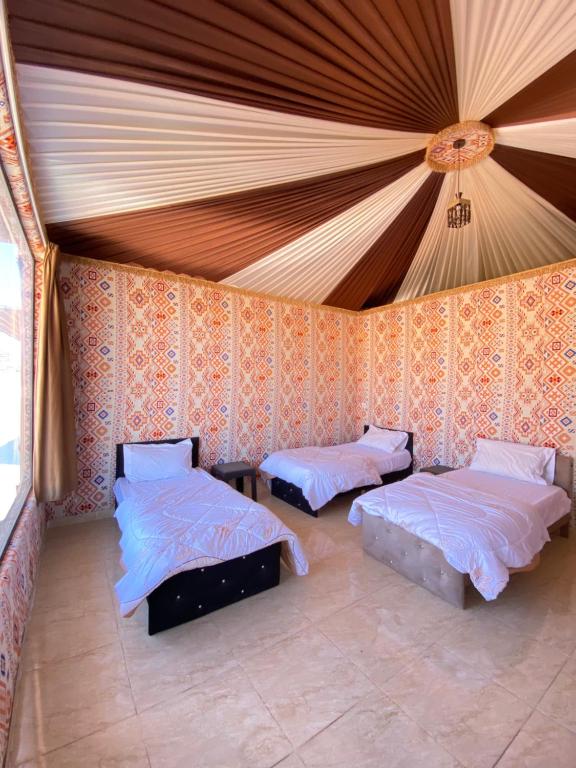 Postel nebo postele na pokoji v ubytování WADi RUM NOOR CAMP
