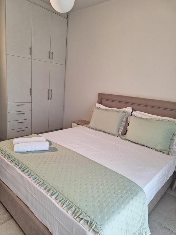 Postel nebo postele na pokoji v ubytování Dionysia Suites