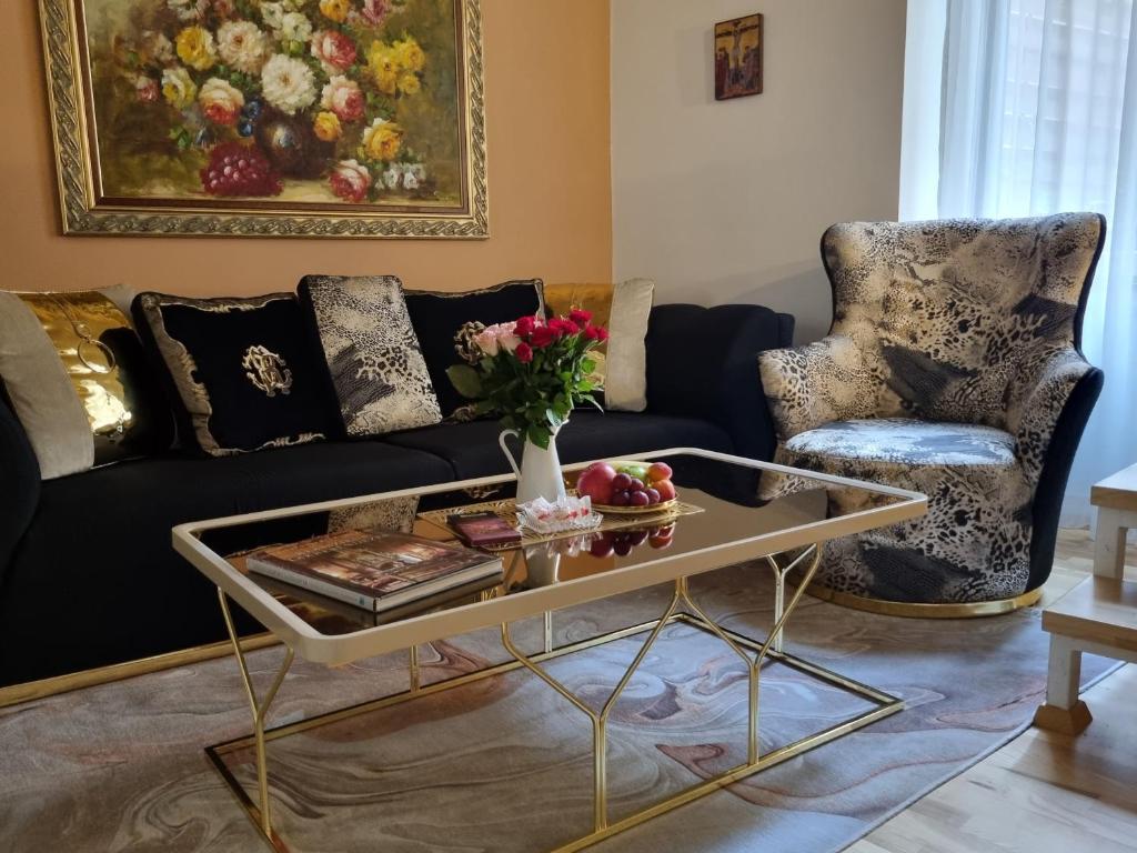 sala de estar con sofá y mesa en Dolce Vita Linda, en Budapest