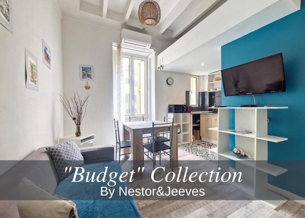 un salon avec un canapé et une table avec une télévision dans l'établissement Nestor&Jeeves - LA BELLE OTERO - Central - Proche gare, à Nice