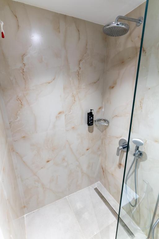 Koupelna v ubytování Titania Hotel