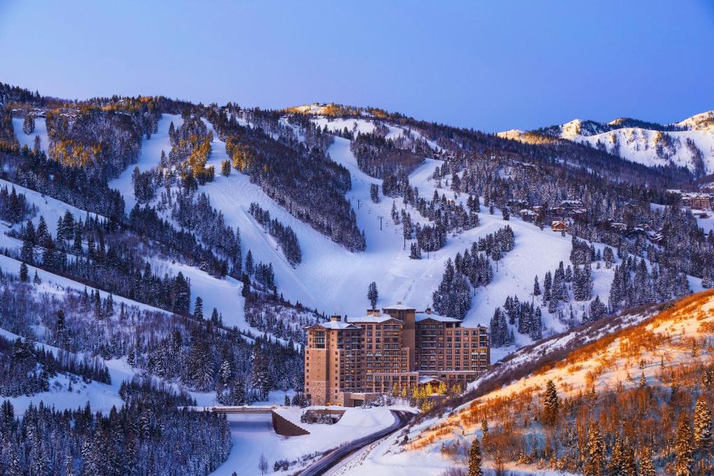 una estación de esquí en una montaña nevada con un complejo en St. Regis Deer Valley, en Park City