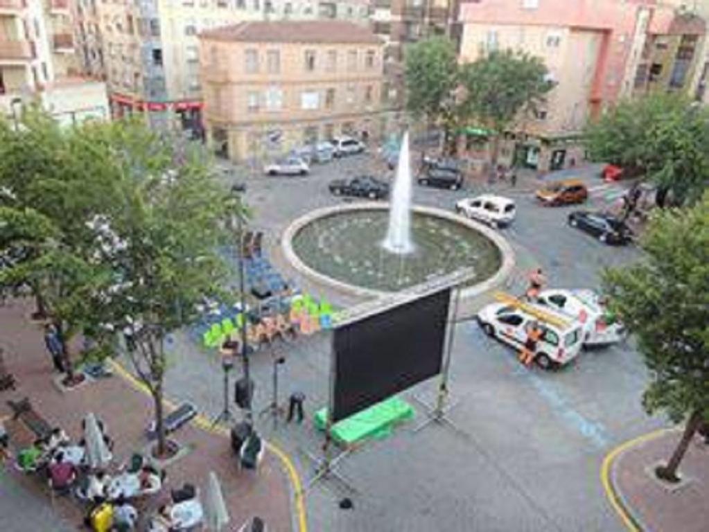 una fuente en medio de una ciudad con una pantalla en Apartamentos Salamanca Plaza Del Oeste 3 y 4 dormitorios, 2 baños , Parking, en Salamanca