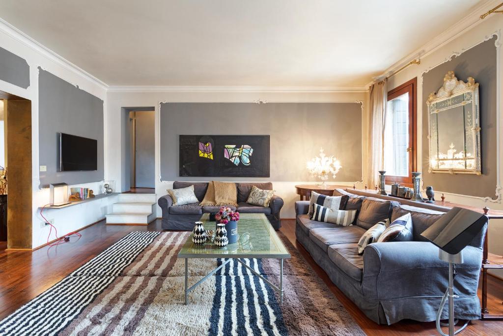 A seating area at Charming House Iqs