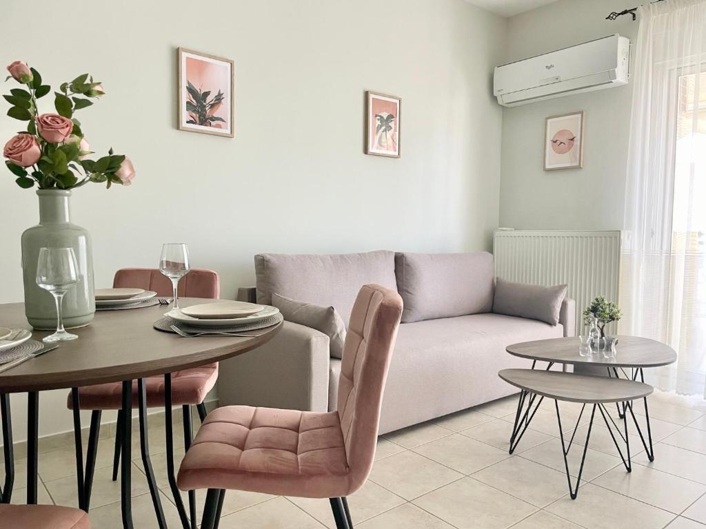 un soggiorno con divano e tavolo di Koulas luxury apart by homebrain a Alexandroupoli