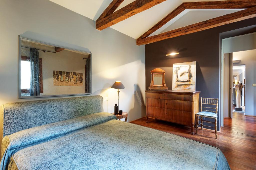 A bed or beds in a room at Charming House Iqs