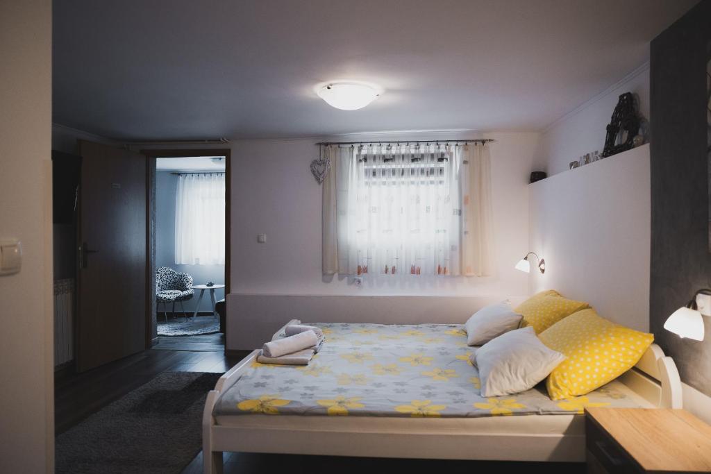 Postel nebo postele na pokoji v ubytování Soba i Apartman Đula