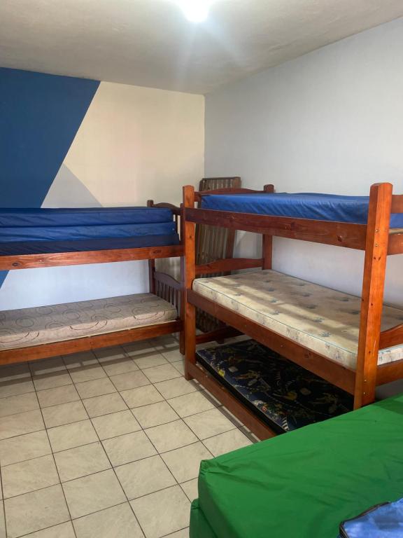 a room with two bunk beds in a room at Casa mongabeach in Mongaguá