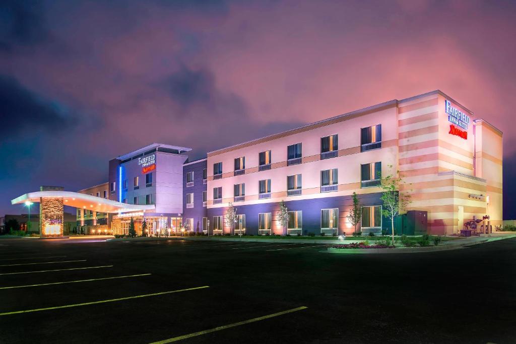 un hotel con un parcheggio di fronte di Fairfield Inn & Suites by Marriott Twin Falls a Twin Falls