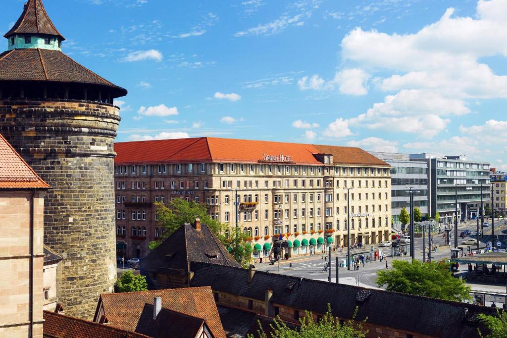 vistas a una ciudad con edificios y una calle en Le Méridien Grand Hotel Nürnberg, en Núremberg