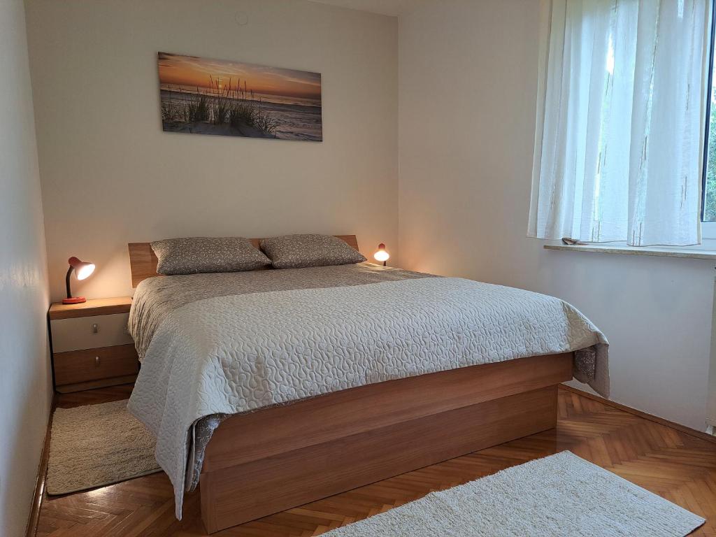 um quarto com uma cama com dois candeeiros em Apartment Nina em Rovinj