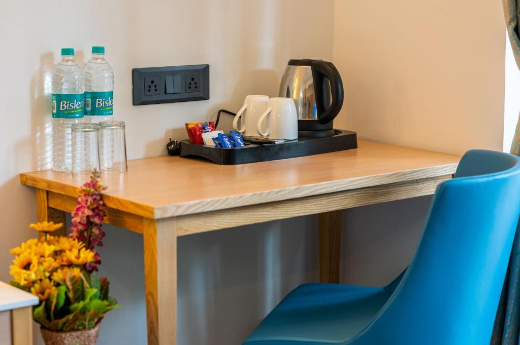 Příslušenství pro přípravu čaje a kávy v ubytování Hotel Meraden Opus , Anjuna Beach Goa