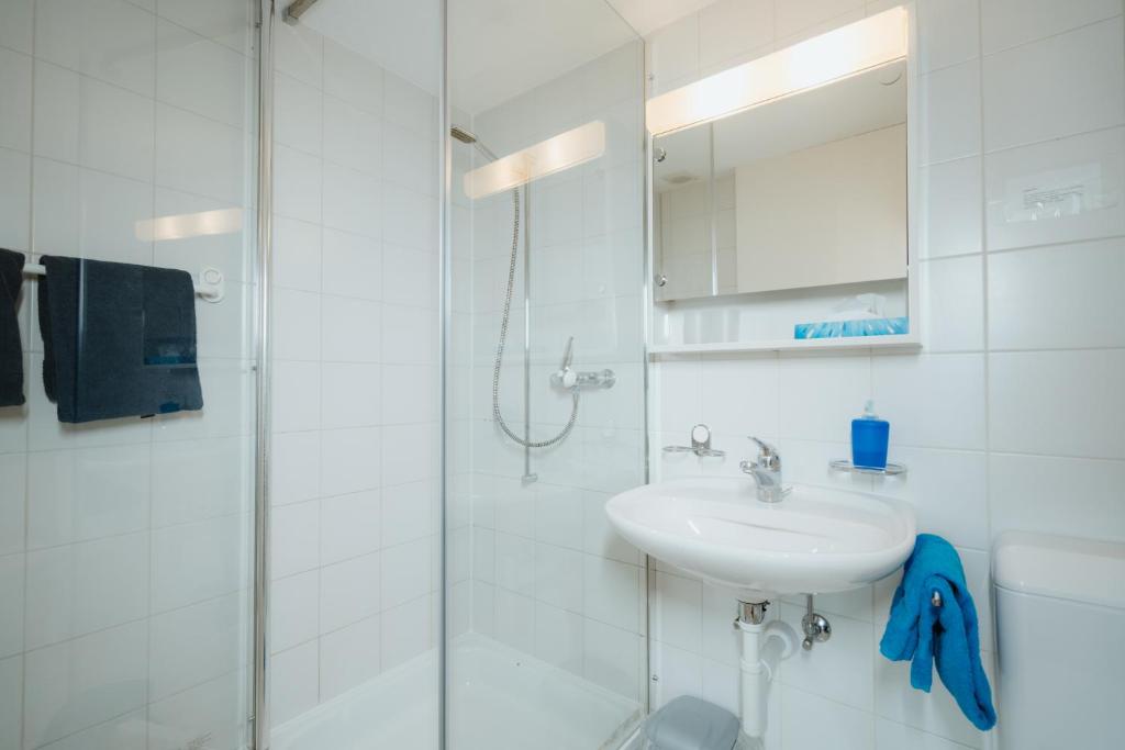 un bagno bianco con lavandino e doccia di Hotel Sonne ad Amden