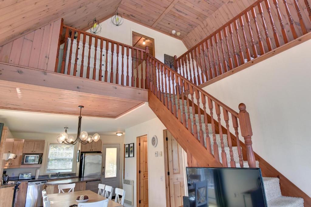 Fotografie z fotogalerie ubytování The Golf & Mountain View Retreat by Instant Suites v destinaci Mont-Tremblant