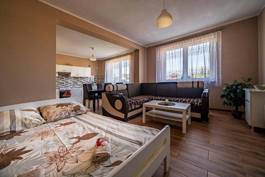 1 dormitorio con 1 cama y sala de estar en Pod Jedynkami, en Władysławowo