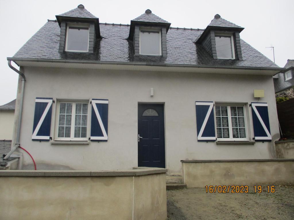 ラニオンにあるLes Gîtes Bleus de Lannion - avec cuisine-の青いドアと窓のある白い家