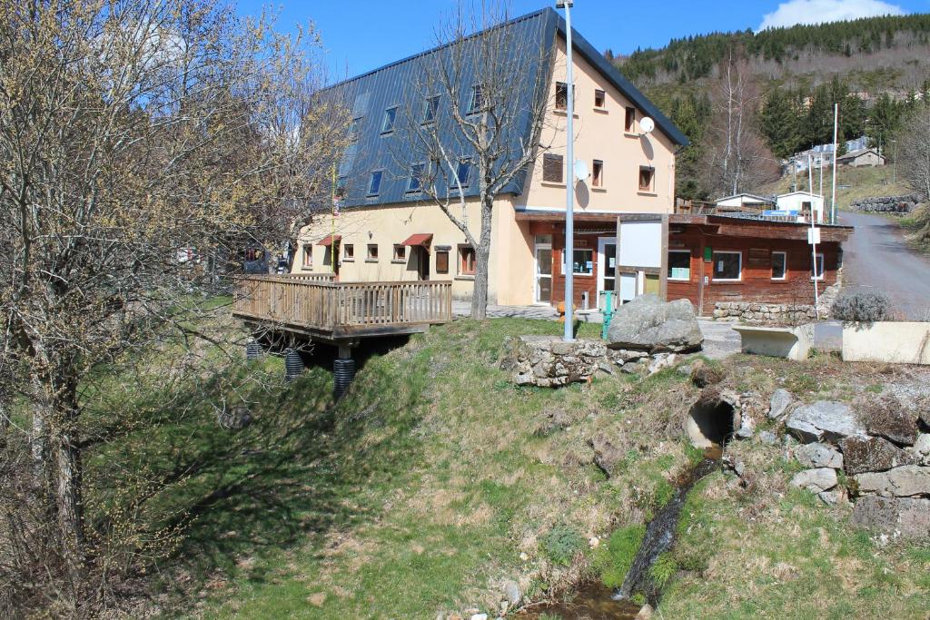 dom na zboczu wzgórza w obiekcie camping hôtel les airelles w mieście Saint-Cirgues-en-Montagne