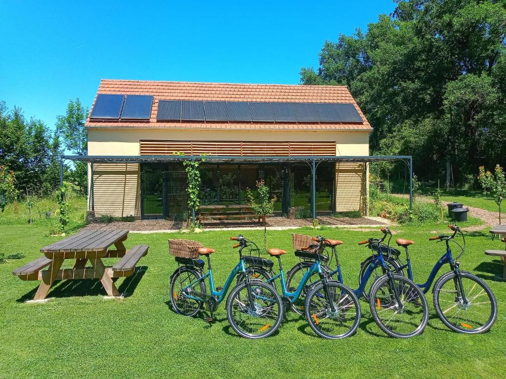 - un groupe de vélos garés devant une cabine dans l'établissement Le Baugyte - Gite de GROUPE - 14 lits simples, à Marcigny