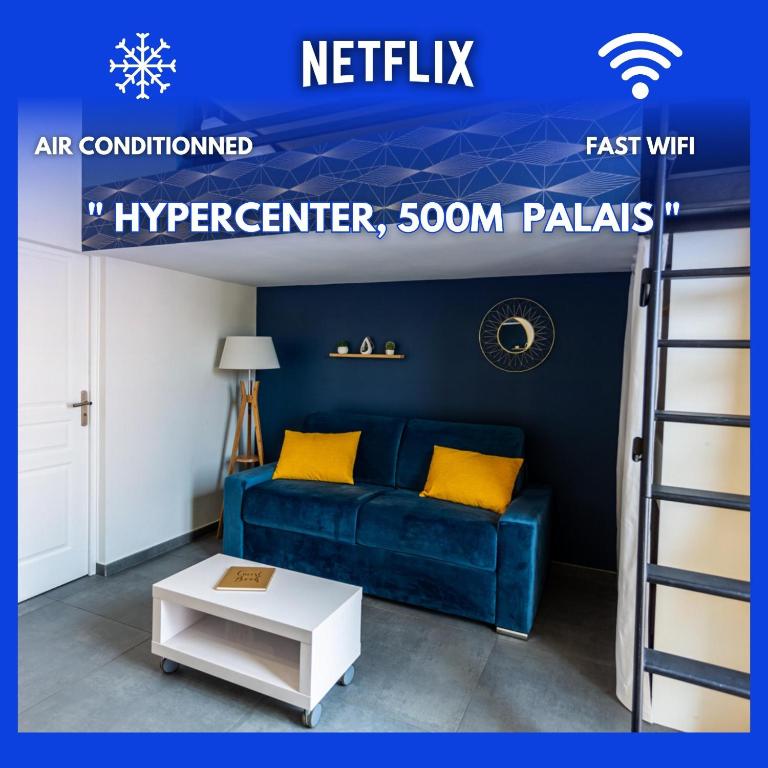 - un salon avec un canapé bleu et des oreillers jaunes dans l'établissement Relaxhome - Hypercentre - Clim - Netflix, à Cannes