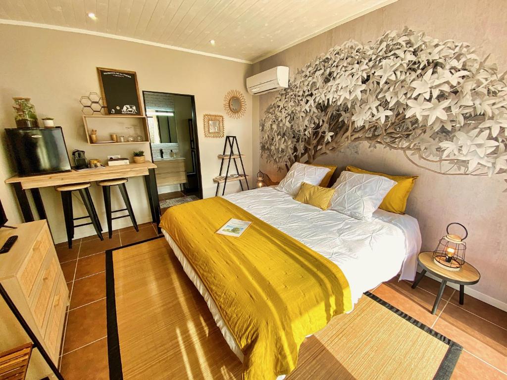 Postel nebo postele na pokoji v ubytování Douce Quiétude "L'ESCAPADE" chambre d'hôtes