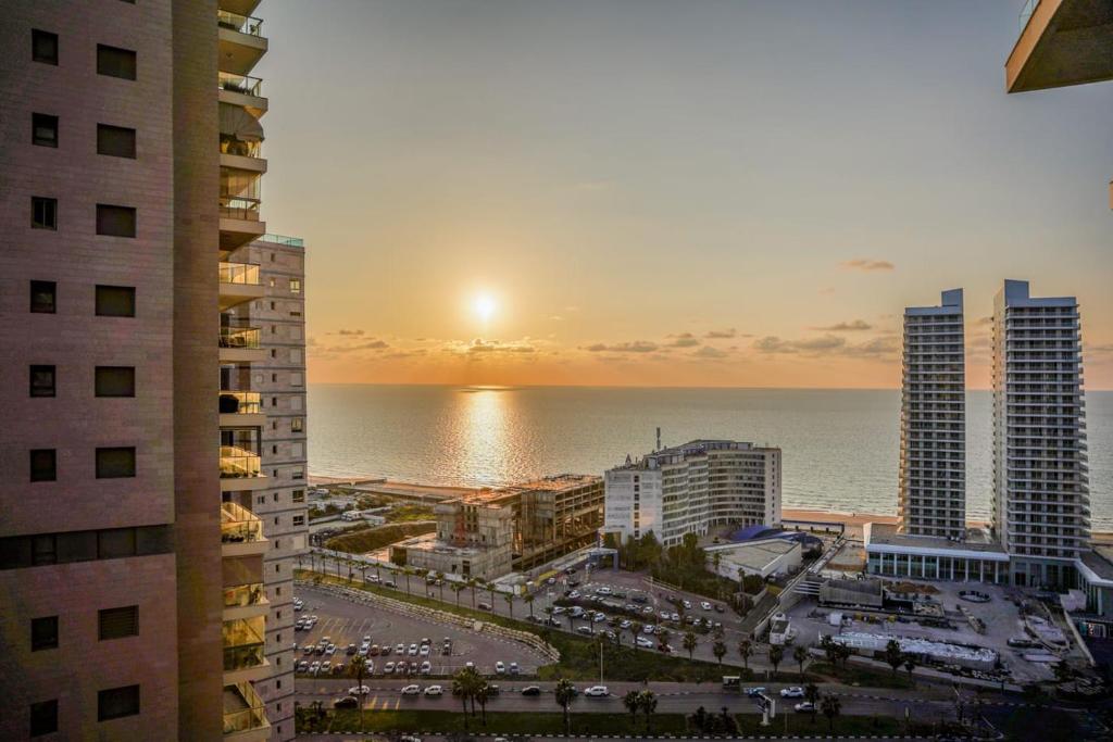 vista su una città con l'oceano e gli edifici di View of Paradise a Bat Yam