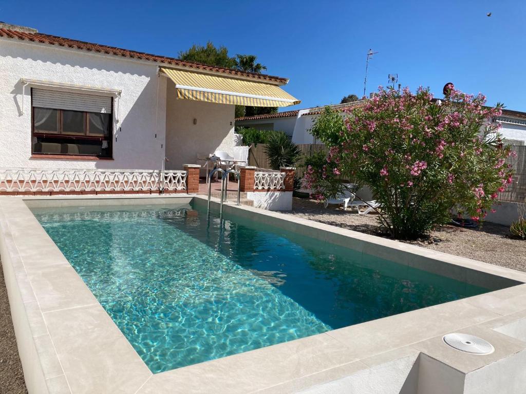 - une piscine en face d'une maison dans l'établissement Casa Gonia, à Riumar